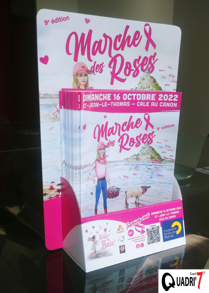 Présentoir de flyers pour l’événement Marche des Roses 2022 de l'association Roses en Baie