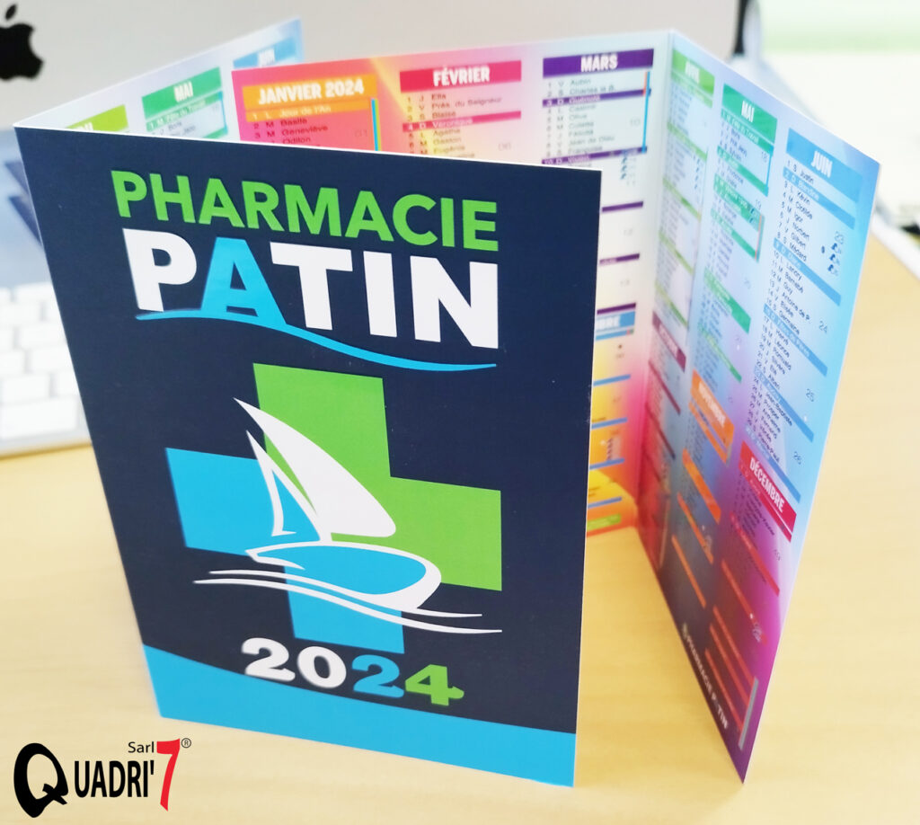 Dépliants pour la Pharmacie PATIN avec finition sélective brillante. Numéros d'urgence au recto et calendrier 2024 au verso.